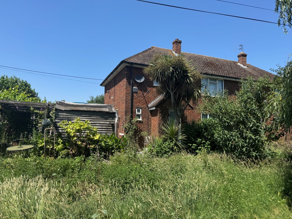 Lot: 140 - THREE-BEDROOM SEMI-DETACHED HOUSE - RESIDENTIAL INVESTMENT - Front of property